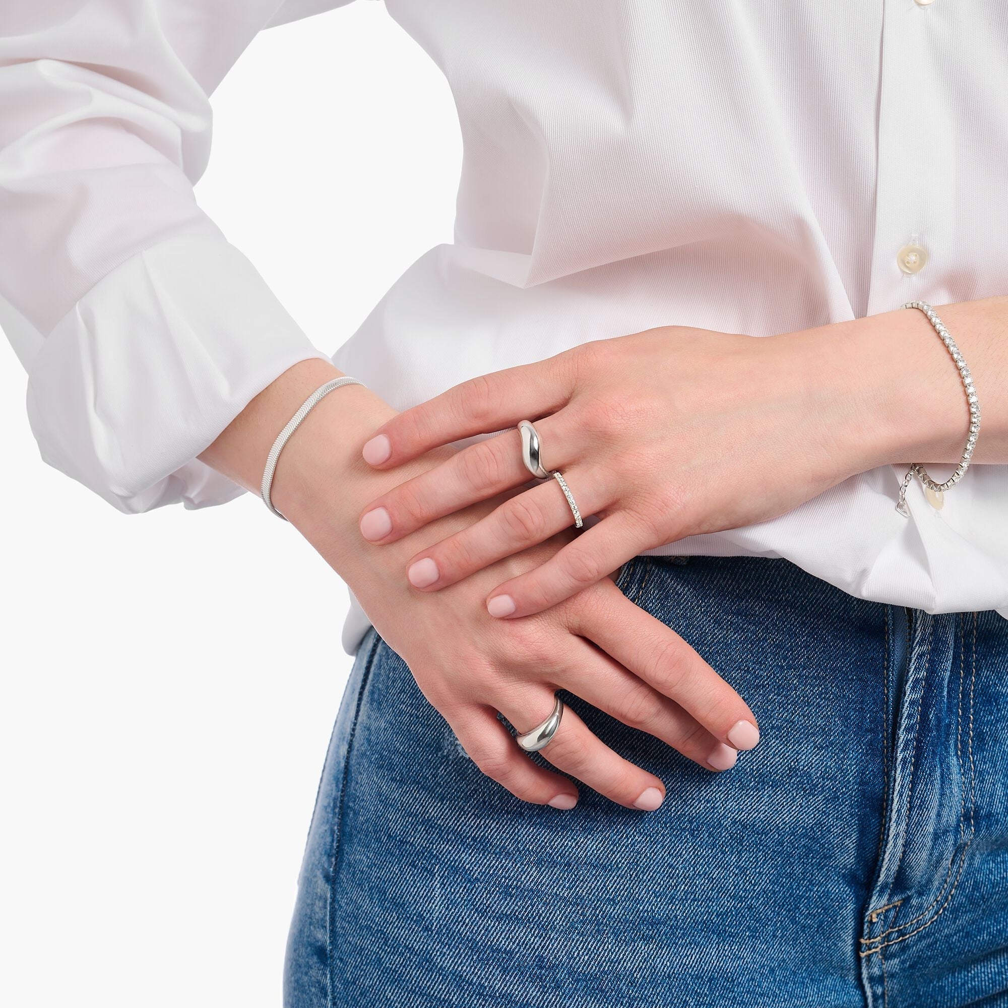 Ring with curved shape silver